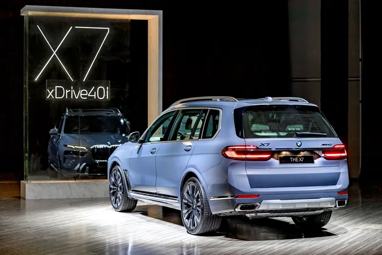 旗艦車系獨有的L型垂直車側導流飾條與車尾處特殊圖騰設計的燻黑3D立體LED尾燈，融入車尾恰到好處的水平鍍鉻飾條，前衛身影讓人一眼難忘。業者提供