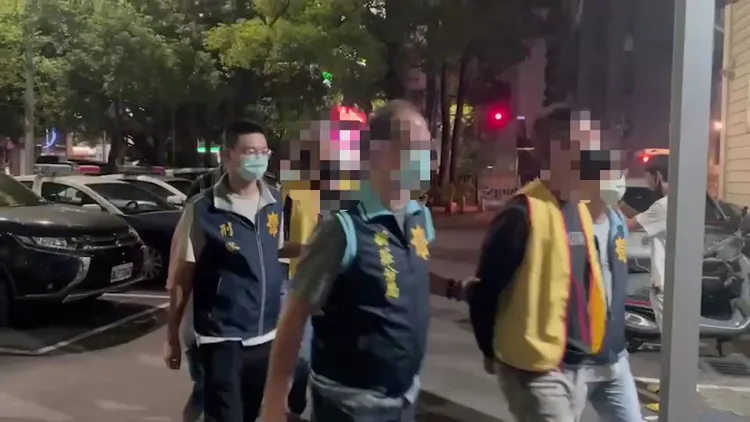 警方將劉男等7名嫌犯帶回警局。新莊警分局提供