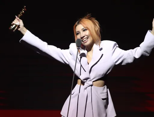 Karencici爽奪金音獎兩大獎又迷路! 不忍了放閃感謝製作人男友