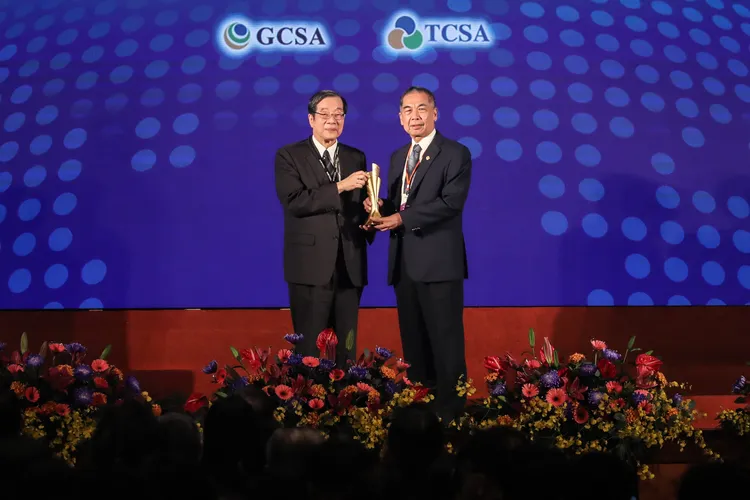 台灣中油公司此次一共獲頒8項大獎，昨由董事長李順欽出席受獎。中油提供