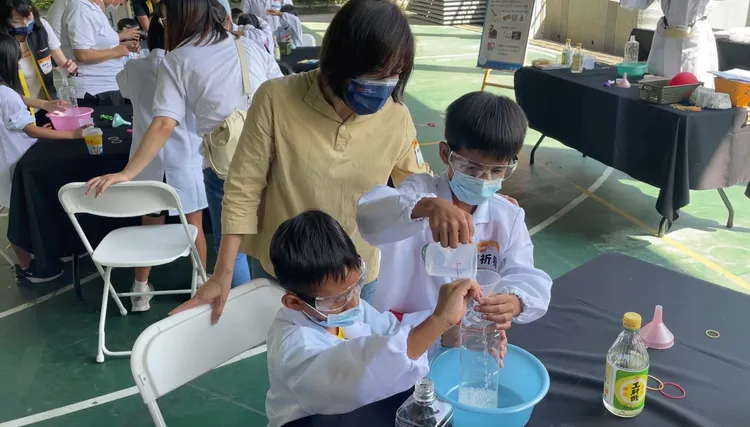 由生活中材料為基礎，在活動中讓孩子認識酸鹼中和的化學反應，全程並戴護目鏡做好安全措施。林浩昇攝