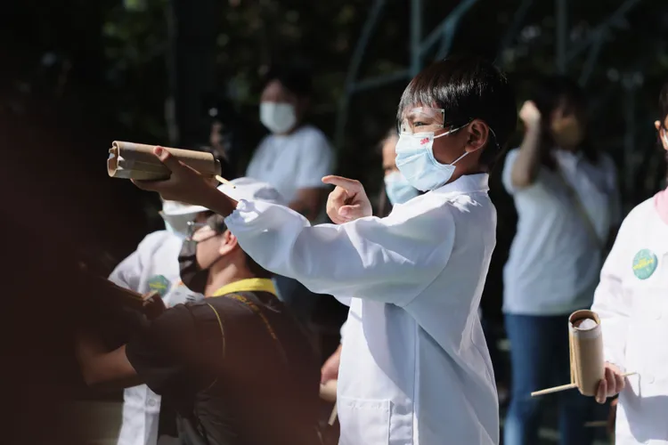 利用彈力效應啟動空氣砲，並且讓孩童能親自體驗原理與樂趣。3M提供