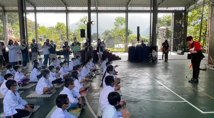 在魔術師林坤毅出場後，瞬間讓小朋友安靜下來，目不轉睛地盯著舞台上神奇的魔術表演。林浩昇攝