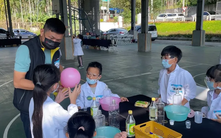 小蘇打粉和醋混合之後，產生的二氧化碳能吹汽球，小朋友們都躍躍欲試。林浩昇攝