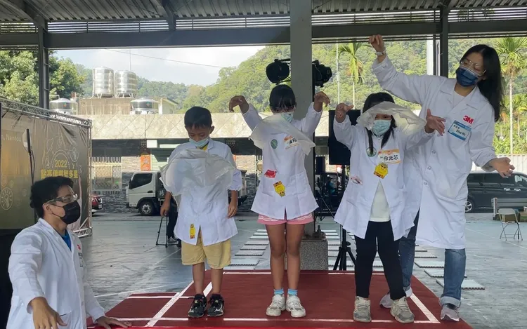 部落孩童以親自製作的降落傘，體驗空氣力學的奧秘。林浩昇攝