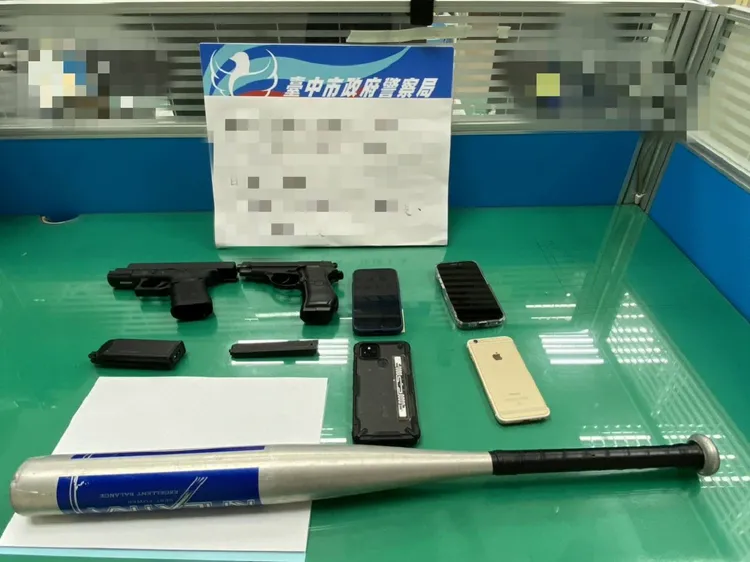 警方查獲的手槍、球棒等犯案工具。讀者提供