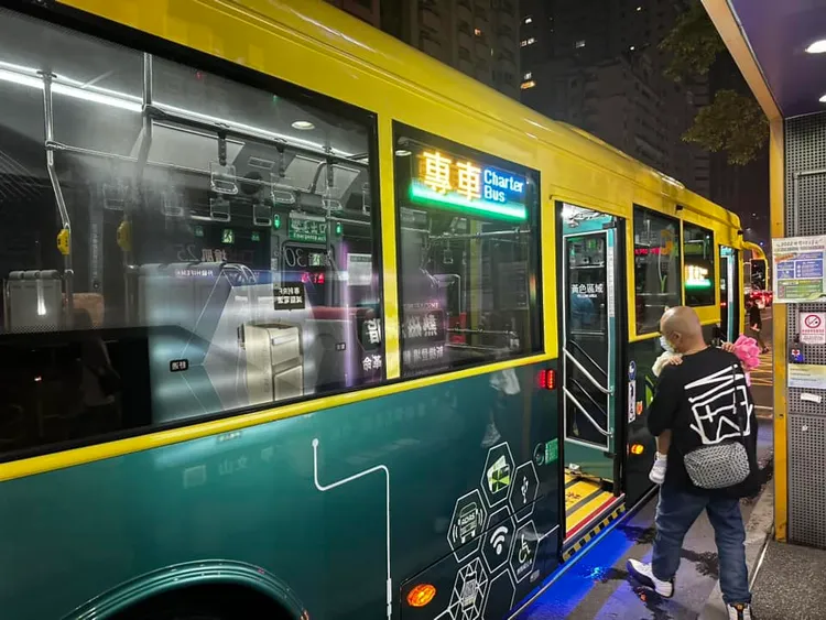 小禎拍下超狂的慶功宴專車。翻攝小禎IG