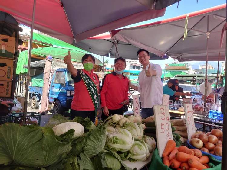 林飛帆的到來，吸引不少民眾合照。蔡培慧團隊提供