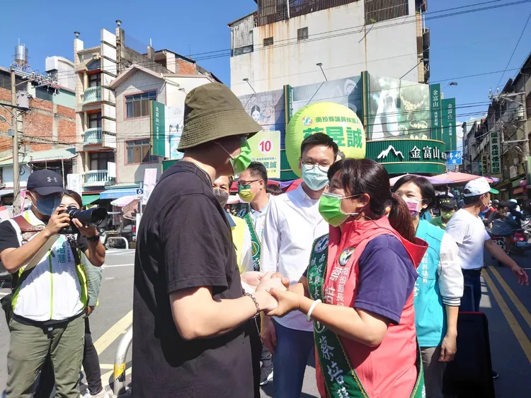 林飛帆陪同蔡培慧在埔里鎮鬧區徒步掃街。蔡培慧團隊提供