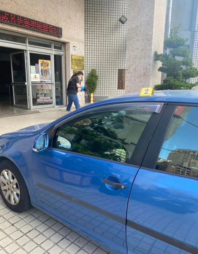 警方鑑識人員對鄭侑青的車輛進行採證。翻攝自鄭侑青臉書