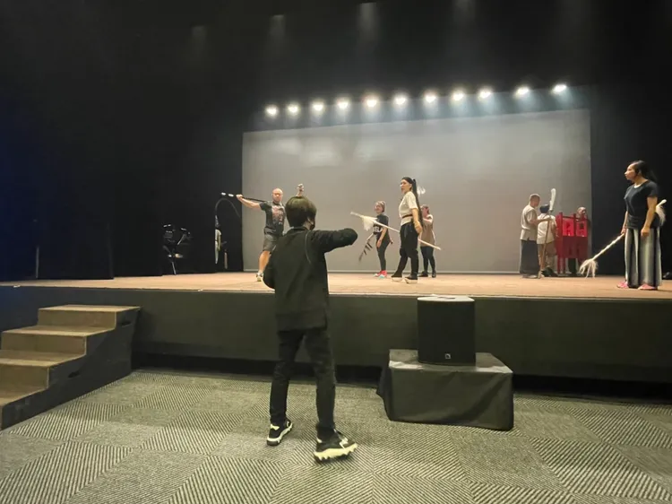 唐美雲帶著學員們彩排。唐美雲歌仔戲團提供