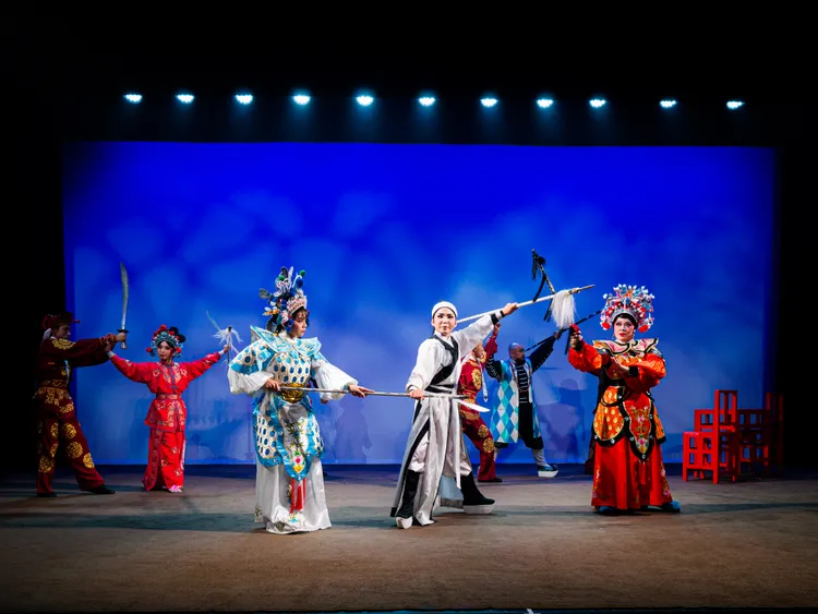 范心瑜（前排中）在《洪羊洞》飾演楊六郎。唐美雲歌仔戲團提供