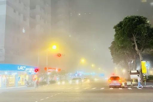 12縣市今晨霧茫茫!路上一排車陷迷霧中 網驚:大到極致那種