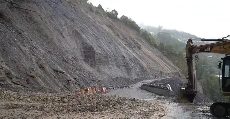 中橫77K靈甫橋段發生土石流，道路因此受阻居民也無法返家。民眾提供