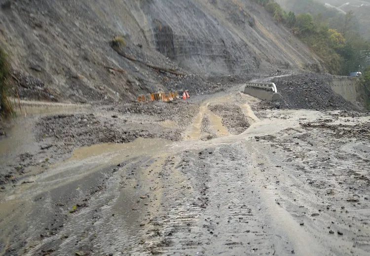 土石流中也夾雜巨石落下。民眾提供