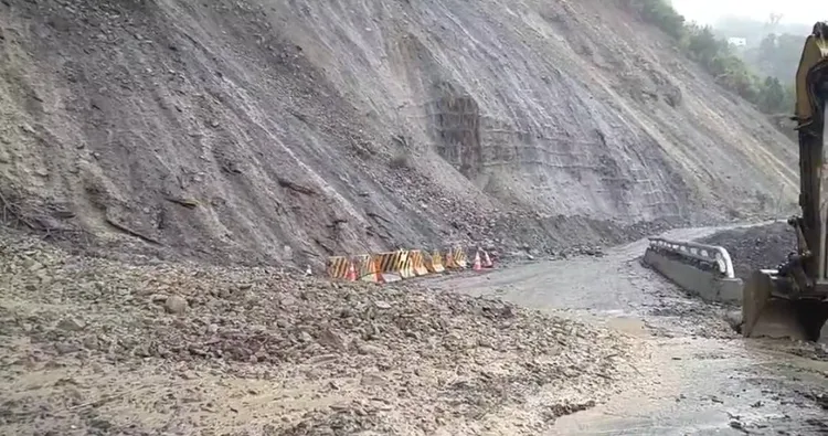土石流已經淹沒道路。民眾提供