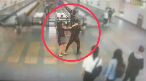正妹搭北捷手扶梯裙底風光被偷拍　又正又悍！她怒揪「攝」狼衣領不給逃