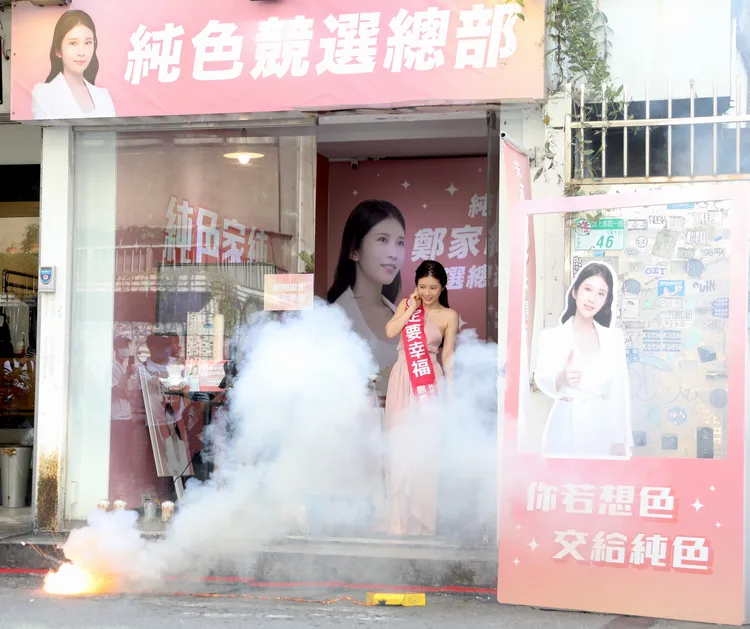 難得放鞭炮有點害怕。陳明中攝