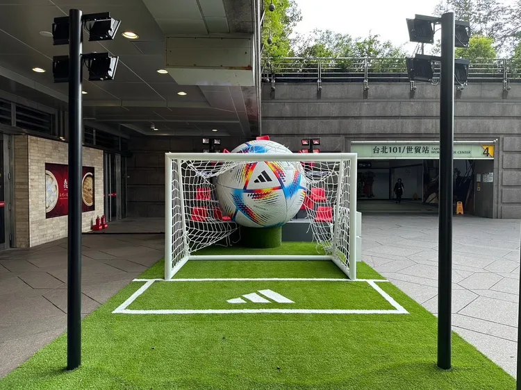 adidas世界盃超級巨球巡迴展打造與世足賽指定用球「AL RIHLA」原型等比放大的巨球。品牌提供