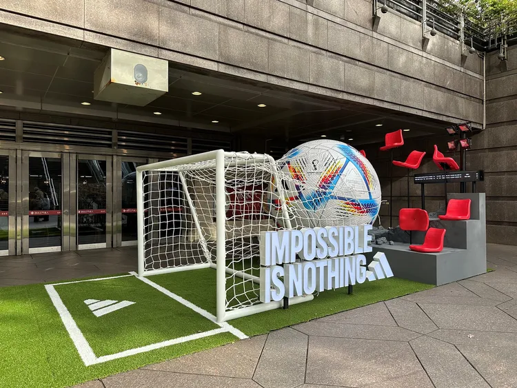 即日起至12月18日登場adidas世界盃超級巨球巡迴展，將在北、中與南部商場巡迴展出。品牌提供