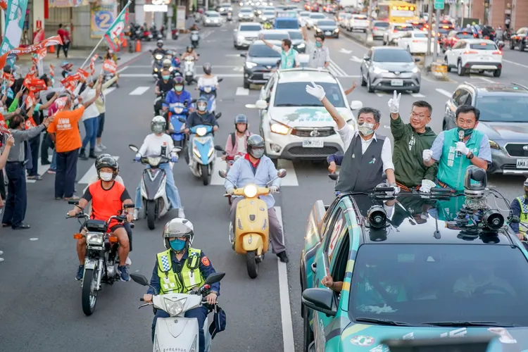 蔡其昌今天在陳時中陪同下登戰車掃街，受到民眾夾道歡迎。蔡其昌競總提供