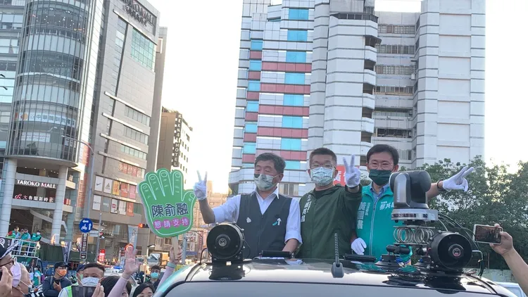 蔡其昌今天進行第三天戰車掃街拜票，前衛福部長、台北市長候選人陳時中陪同登戰車助選拜票。曾雪蒨攝