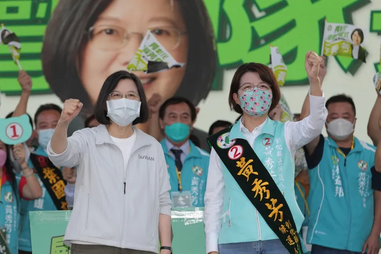 總統蔡英文為黃秀芳站台輔選。黃秀芳競總提供