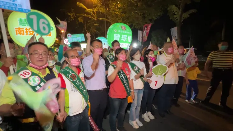 蔡培慧陣營透過千人掃街方式拜票。田兆緯攝