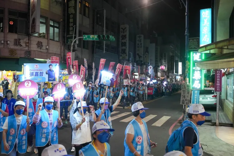 許淑華最後一晚用徒步掃街方式拉票。許淑華陣營提供