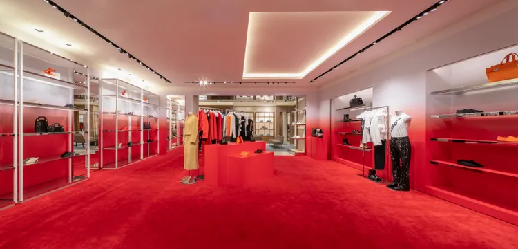 FERRAGAMO為由Maximilian Davis所創作的2023春夏前導系列新作，在台北101旗艦店內開出快閃店中店，此系列僅於全球17家指定門市限時販售。品牌提供