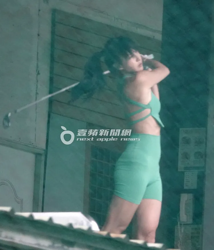 房思瑜在練習場揮桿，當天穿綠色中空運動裝，模樣相當認真。特勤中心攝