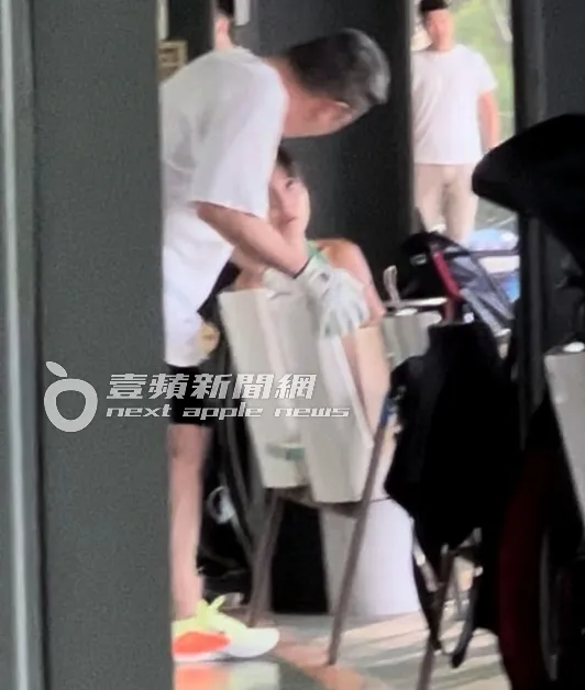 現場有白衣男護花使者陪伴練習。特勤中心攝