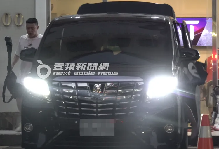 結束練習後，房思瑜（右）坐上白衣男的座車一同離去。特勤中心攝