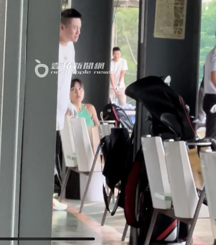 聊完暫離時，房思瑜目送白衣男。特勤中心攝