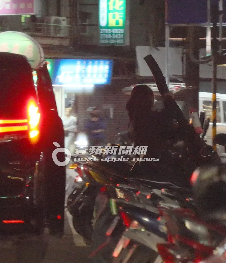 白衣男的座車護送房思瑜回家後，再返回白衣男住家停車場。特勤中心攝