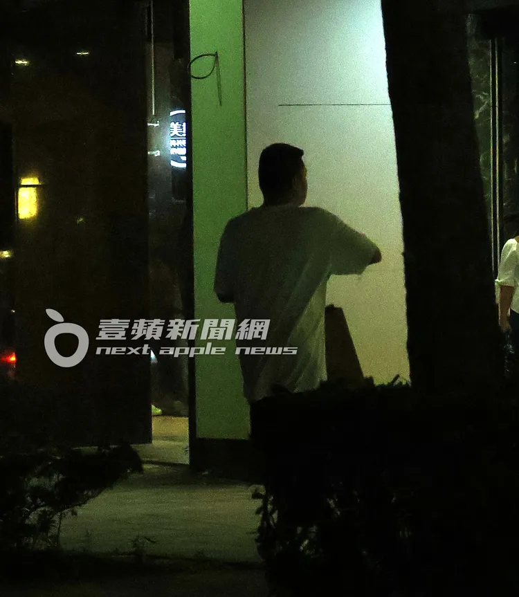 途中白衣男突然下車步行回家。特勤中心攝