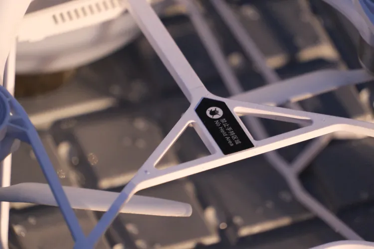 號稱國造的無人機螺旋槳支架上有簡體字。魯明哲提供