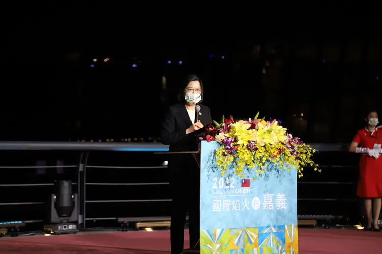 總統蔡英文在2022國慶焰火與無人機表演晚會上致詞。取自嘉義縣政府官網