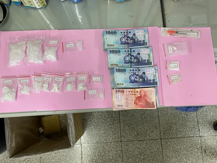 警方現場起出的毒品、現金等贓證物。讀者提供