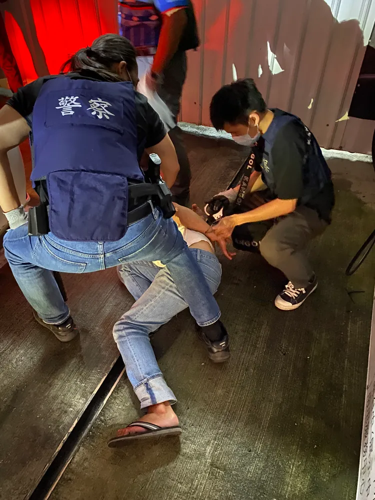 警方將嫌犯壓制逮捕。讀者提供
