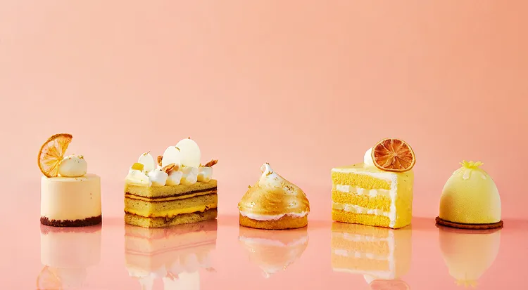台南遠東香格里拉品香坊五款「粉紅檸檬」甜點單品，左起為粉紅檸檬乳酪，生薑檸檬，檸檬島嶼，粉紅檸檬雲朵及妮薇雪，售價每個160元起。業者提供