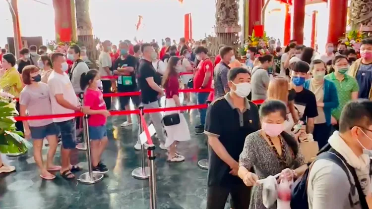 南鯤鯓跋桮（筊杯）比賽大排長龍。王志弘攝