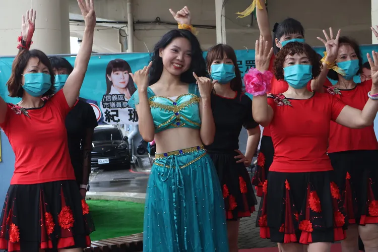 李依芩與支持民眾開心互動。戴之聖攝