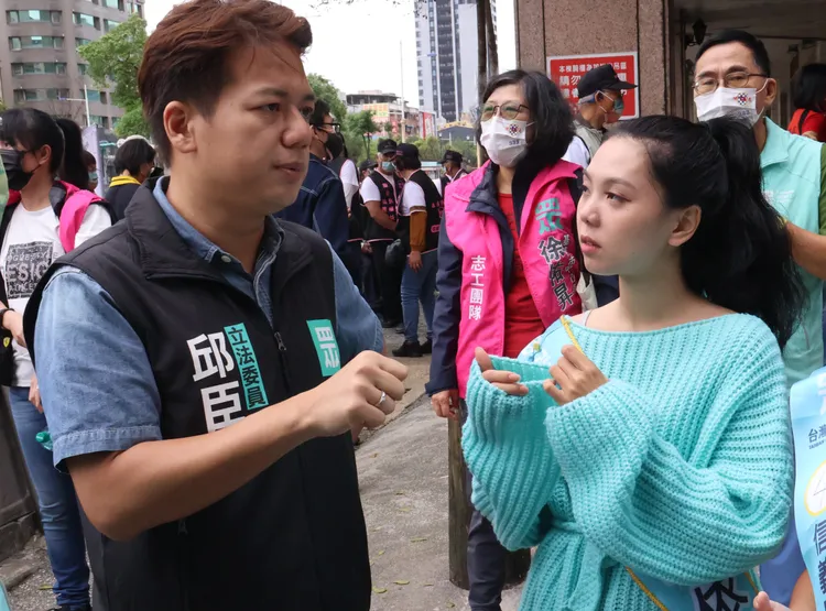 黨內前輩教授李依芩選舉注意事項。戴之聖攝