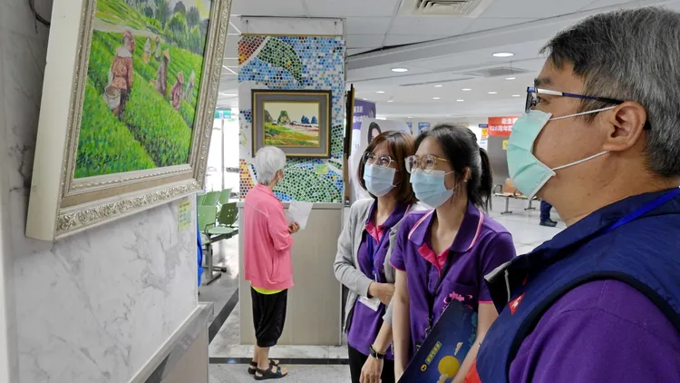 畫家黃東明的展題取名「彩繪大地」，表達他對故鄉台東的喜愛。台東醫院提供