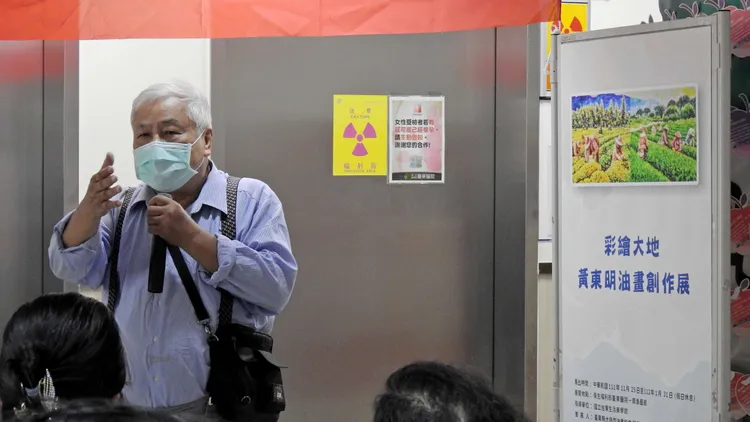 大自然油畫協會理事長賴世榮抱著服務會員、感謝醫療的心情，與部東洽談半年終於開展。台東醫院提供