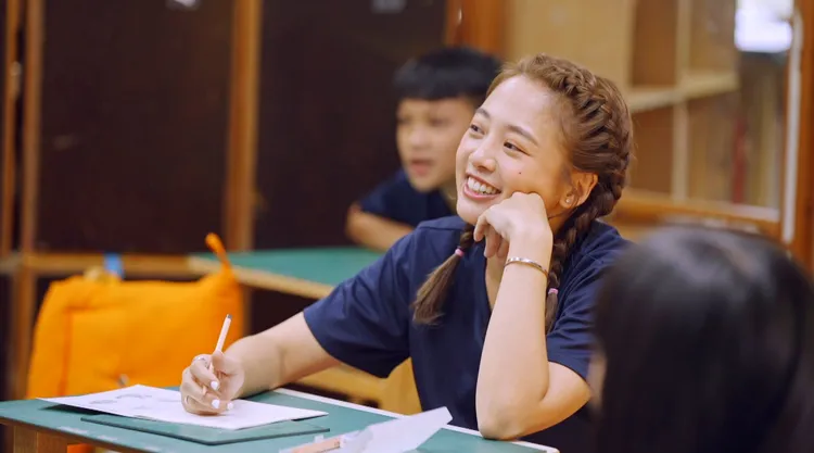 鬼鬼上課十面露笑容。三立提供