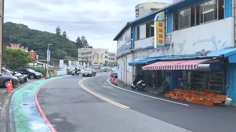男子前往野柳國小投票所的路上突然暈倒。翻攝畫面