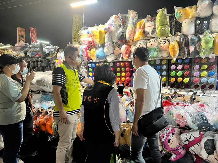 市府稽查氣球攤。市府提供