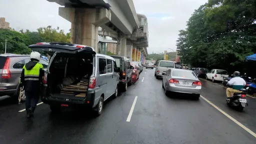 淡水淡金路6車連環撞！　疑未注意車前狀況肇事釀禍　